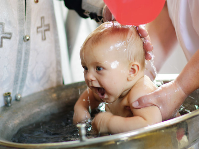 Когда лучше крестить ребенка после рождения, в какие дни? Что нужно купить для крещения ребенка, что дарить? Правила крещения ребенка в церкви для мальчика, девочки, крестных, родителей