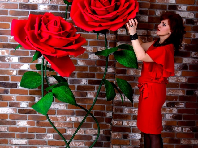 Как сделать красивую розу и бутон розы из гофрированной бумаги с конфетами и без конфет своими руками: пошаговая инструкция, шаблон и размеры лепестков, листьев. Как сделать букет из роз, бутонов роз из гофрированной бумаги, корзину с розами?