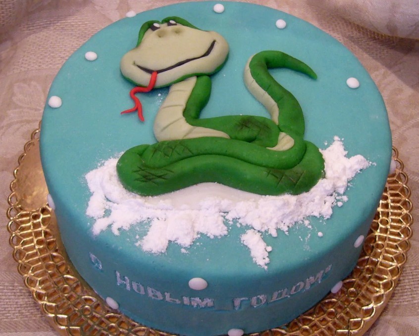 Так можно украсить торт к новому году змеи