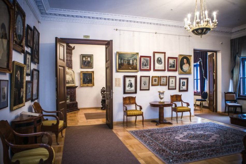 De nombreux portraits empêchent les visiteurs de l'appartement du musée près d'eux