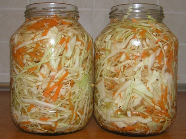 Fast cabbage pickled with hot brine with garlic, beets, vegetable oil, vinegar, without vinegar, sauer: the best recipes