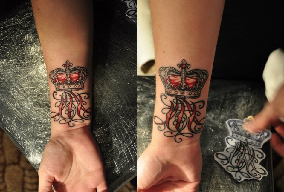 Татуировка-корона вполне может быть и цветной, обрамлённой какими-нибудь узорами или буквами