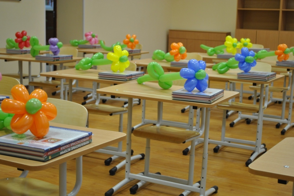 Un alt mod de a decora clasa și de a face cadouri copiilor: puneți flori din bile pentru fiecare birou