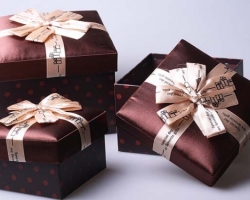 Belles boîtes pour cadeaux de vos propres mains: idées, formes, modèles, pochoirs, diagrammes, design, photo. Comment décorer un cadeau pour un cadeau de vos propres mains?