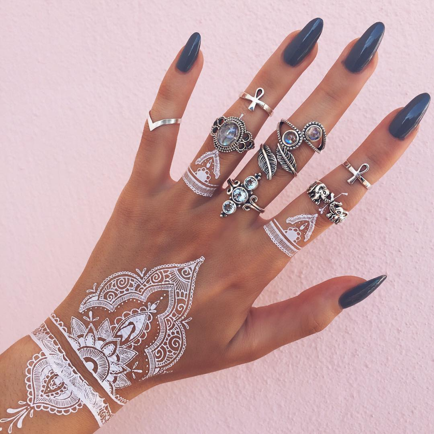 White Mehendi al braccio