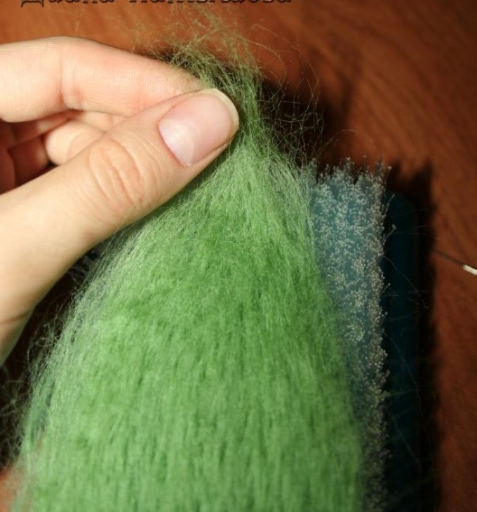 The tip of the leaf needs to be wrapped in the process of felting