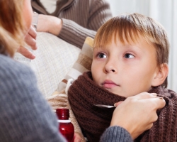 Toux chez un enfant: 5 causes d'occurrence. Sirop contre la toux pour les enfants de moins d'un an. Comment guérir une toux chez un enfant à la maison: méthodes folkloriques et médicaments en pharmacie. Comment guérir un enfant pendant 1 jour?