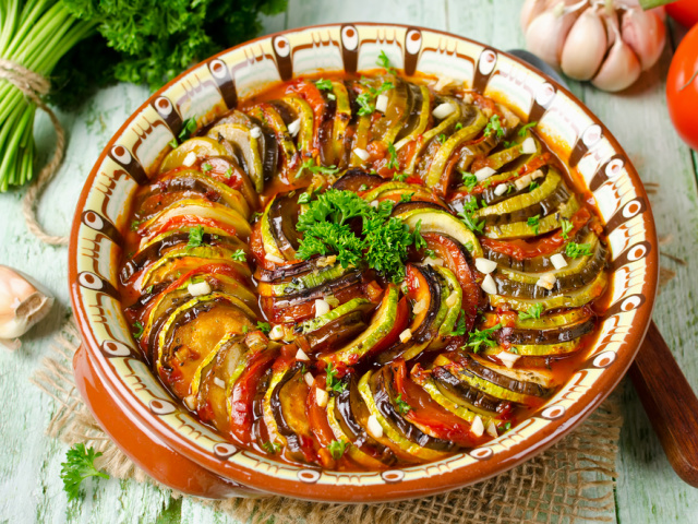 The dish is “rattaui” of zucchini and eggplant: a step -by -step recipe is classic in the oven and a slow cooker. How to cook a rattatui dish of vegetables with chicken, potatoes, meat, minced meat, mushrooms, cheese, mozzarella, rice, mackerel: recipe. 
