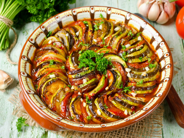 Le plat est «Rattaui» des courgettes et des aubergines: une recette étape par étape est classique dans le four et une mijoteuse. Comment faire cuire un plat de légumes Rattatui avec du poulet, des pommes de terre, de la viande, de la viande hachée, des champignons, du fromage, de la mozzarella, du riz, du maquereau: recette. 