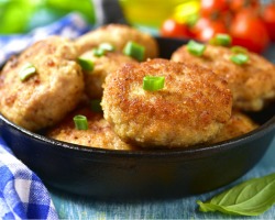 Why do water for the cutlet add water: which and how much is added to the minced meat for juiciness? What else can be added to the cutlets for juiciness: recommendations