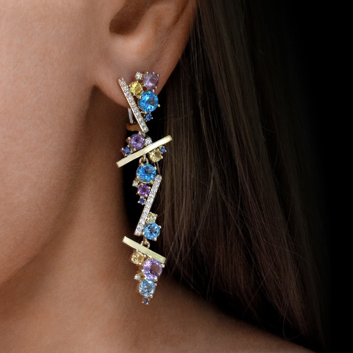 Boucles d'oreilles longues avec de nombreuses pierres et motifs géométriques