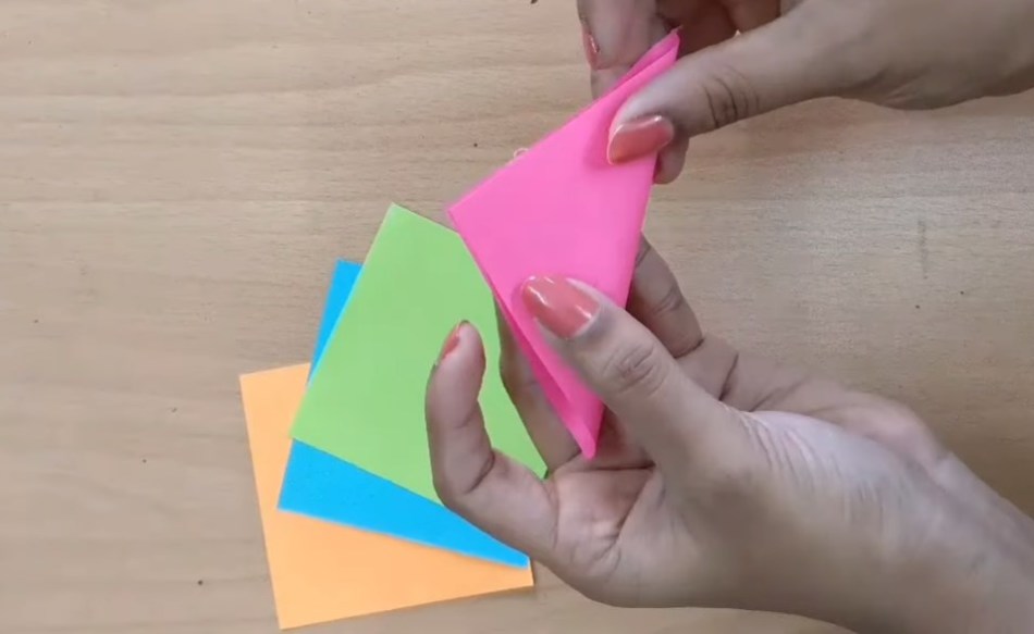 Coupez les carrés de papier en deux triangles