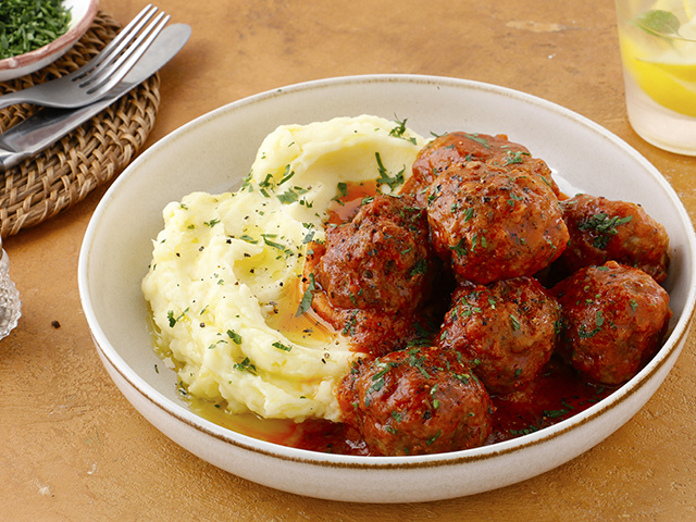 What is the difference between meatballs from meatballs and hedgehogs in composition?