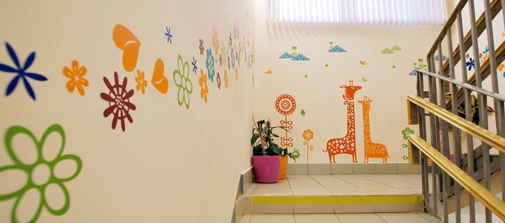 Dekorasi dinding yang indah di taman kanak -kanak dengan tangan Anda sendiri