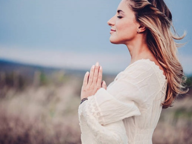 Comment prier à la maison, dans l'église, devant l'icône, les reliques, afin que Dieu nous entende et nous aide: les règles de l'Église orthodoxe. Est-ce possible et comment prier correctement dans vos propres mots? Quelles prières principales devriez-vous savoir et lire au chrétien orthodoxe: liste, mots