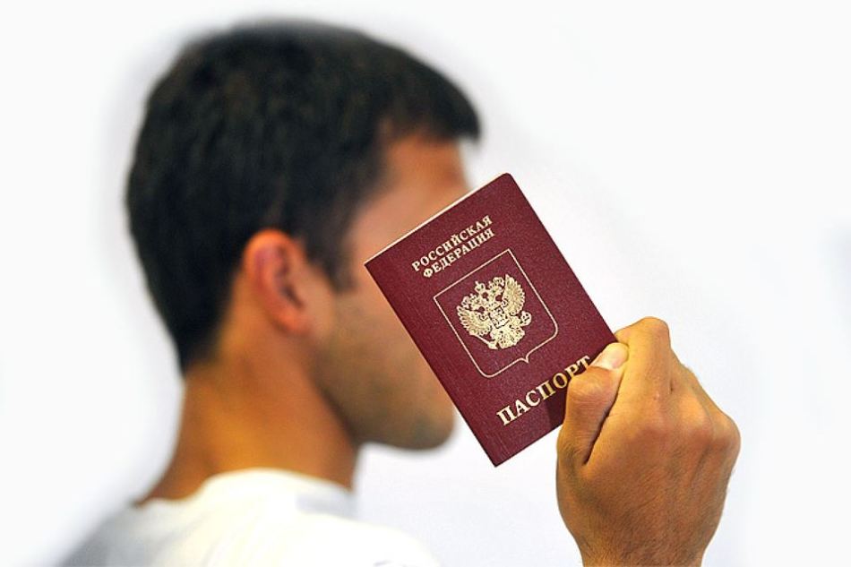 Danil memegang paspornya di tangannya dengan namanya sendiri dengan benar