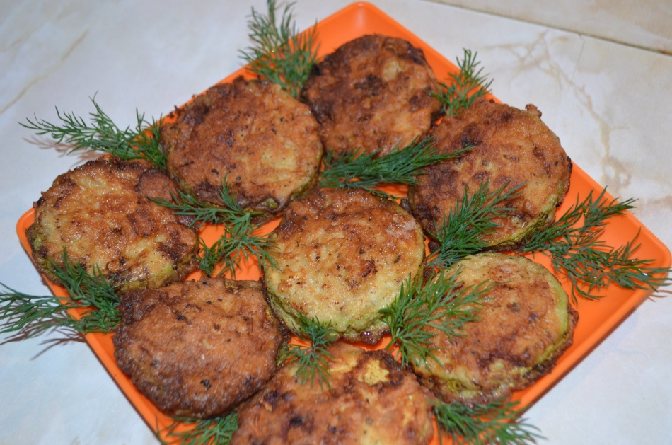 Courgettes dans la pâte avec de la viande hachée