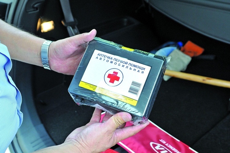 Ellenőrizze a csomagtartót, ami azt jelenti, hogy a tűzoltó készülék és az első -Aid készlet, az ellenőr csak az ellenőrzés alapján képes