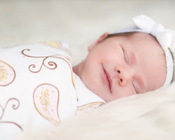 7 способов пеленания ребенка. Пеленание новорожденного за и против