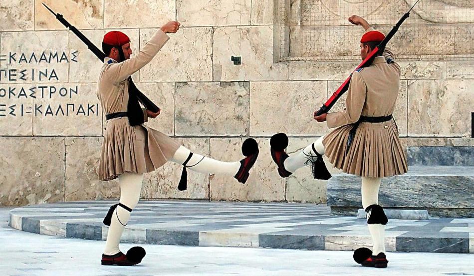 Penjaga kehormatan di Gedung Parlemen di Athena, Yunani
