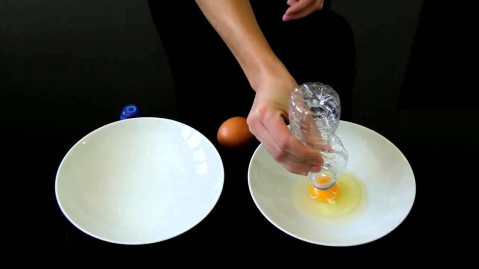 Comment séparer le jaune de la protéine de l'œuf à l'aide d'une bouteille en plastique: instructions