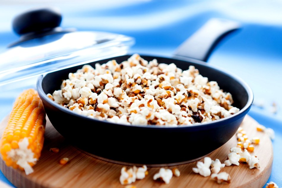 Home popcorn cooked in a pan