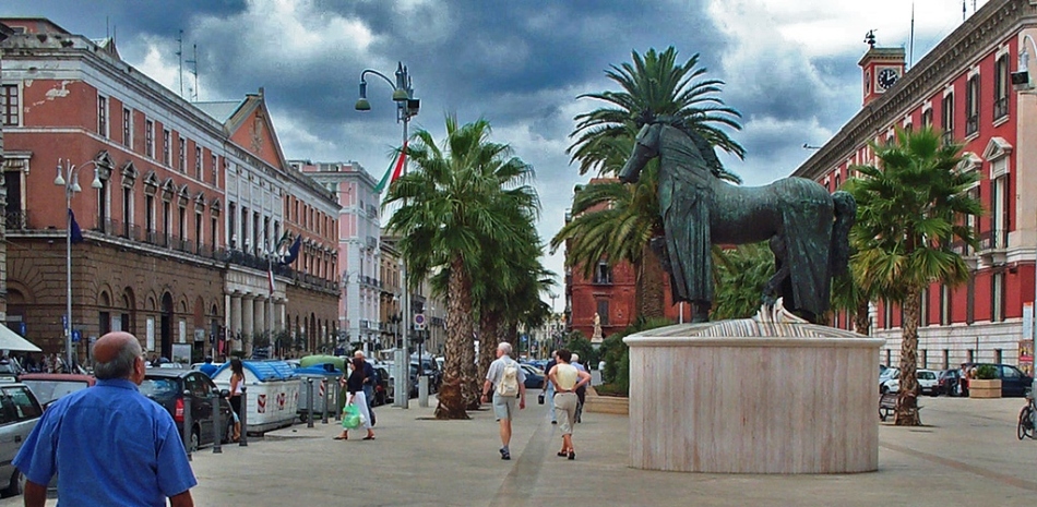 A Corso Vittorio Emmanuel -en keresztül, Bariban, Apulia, Olaszországban