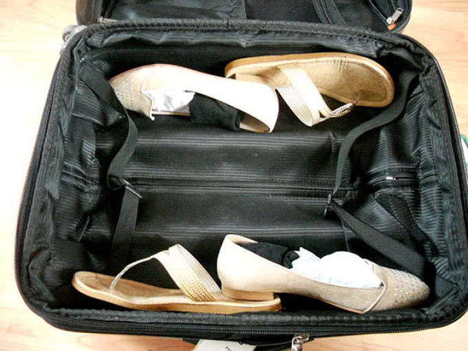 Jadi yang terbaik adalah mengemas sepatu Anda dalam koper