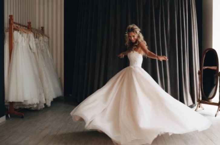 Порвать, испачкать платье на свадьбе: что означает примета?