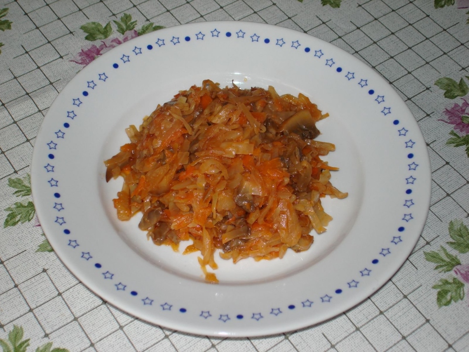 Stewed cabbage with mushrooms