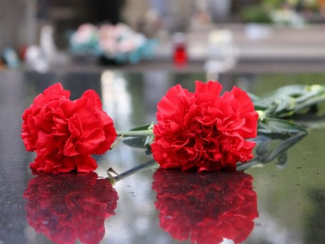 Какие цветы и в каком количестве несут на кладбище? Какие цветы класть на могилу мужчине и женщине, на годовщину смерти?