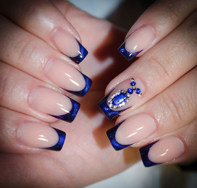 Синие жидкие камни на ногтях