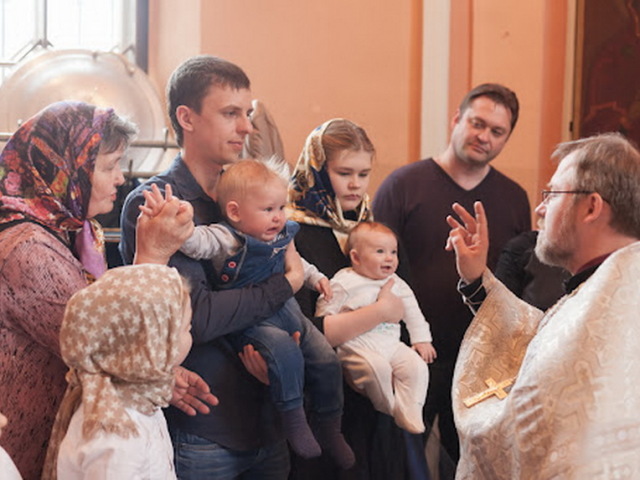 Сколько раз можно крестить ребенка одному человеку, мужчине, женщине?