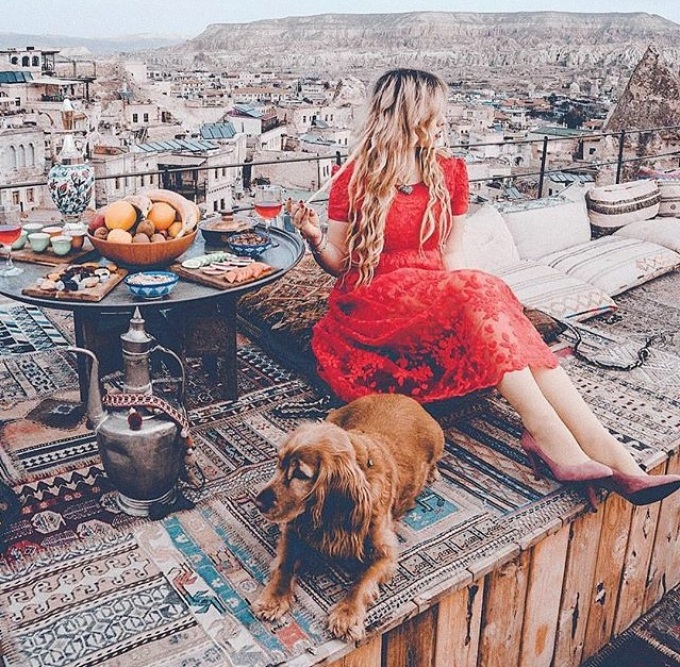 Vue depuis la terrasse du Cappadocia Hotel Sultan Cave Suites et du chien local Izmir