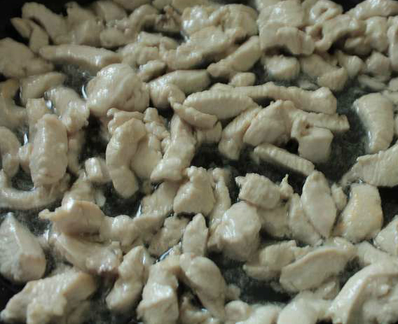 Filet de poulet avec courgette: frire la poitrine