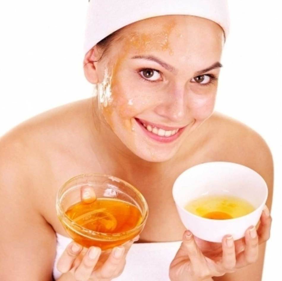 Mask with honey for bleaching