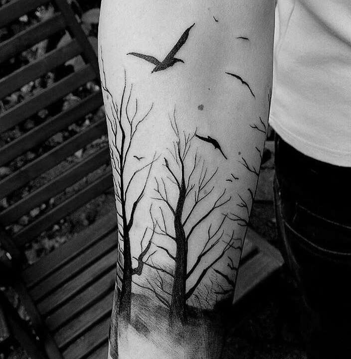 Летящие над деревьями птицы - эффектное тату