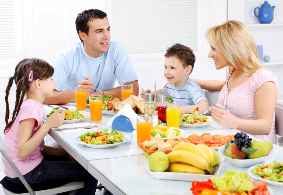 Vegetáriánus család az ebédlőasztalnál