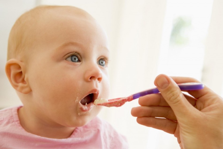 Введение прикорма может стать причиной возникновения зеленого поноса у ребенка