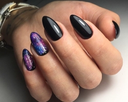 Kosmisches Nageldesign. Kosmos, Sterne, Sternenhimmel, Sternbilder auf Nägeln. Wie mache ich ein Weltraumdesign von Nägeln mit Reiben, Auge einer Katze, Folie, funkeln?