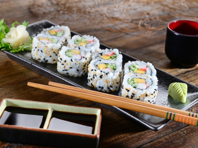 Quelle est la différence entre les sushis des rouleaux, ce qui est mieux, plus savoureux? Contenu calorique du terrain et des rouleaux: table