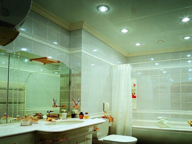 Bagaimana cara menyelesaikan langit -langit di kamar mandi? Bagaimana cara memasang langit -langit di kamar mandi yang terbuat dari panel plastik, pelat busa polystyrene, drywall, lembaran kaca -sfruit dengan tangan Anda sendiri?