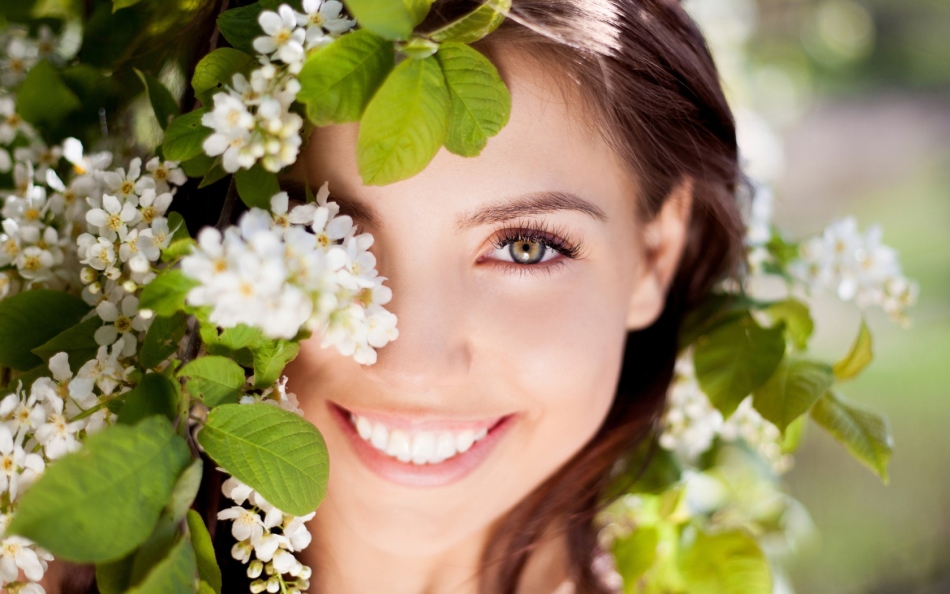 Femme souriante parmi les fleurs cerises