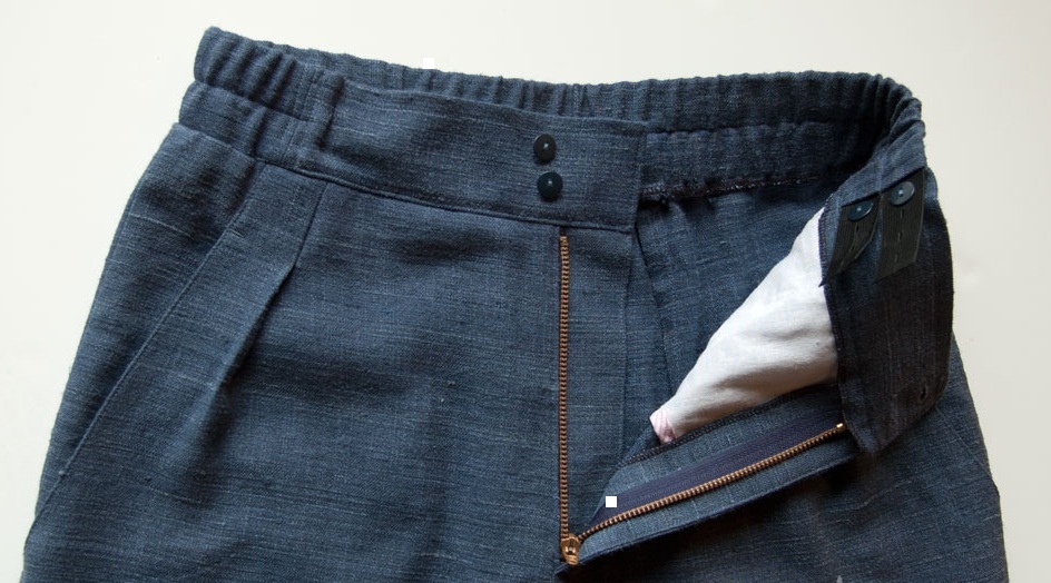 Photos de courroies prêtes à l'emploi sur un pantalon féminin cousu, option 1
