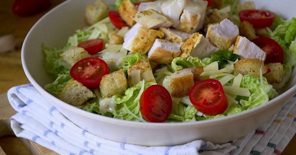 Salade avec kirieschi, champignons, poulet et fromage