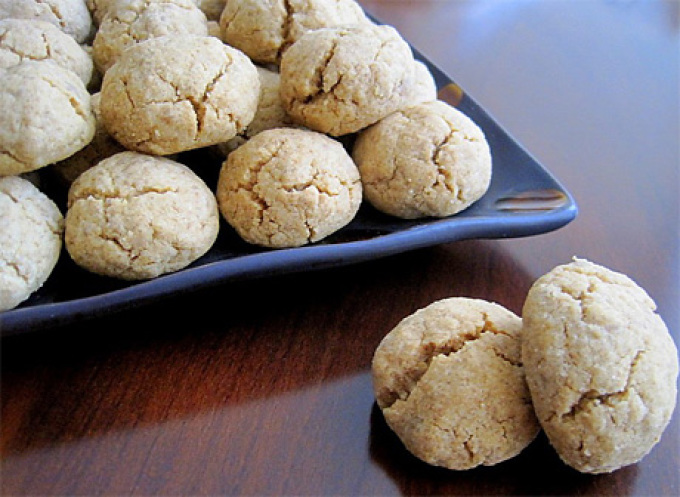 Round cookies with halva