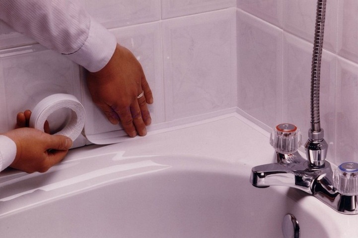 Hogyan lehet megszabadulni a fürdőszoba és a fal közötti réstől: a leghatékonyabb és bevált módszerek
