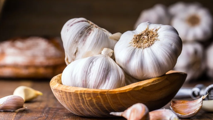 Garlic effectively fights the parasites of the intestinal tract
