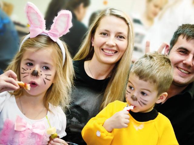 Fest der Sportfamilien. Gemeinsame Ferien von Eltern und Kindern. Szenarien, Sportwettbewerbe, Spiele, Staffeln