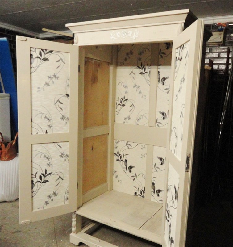 Decoupage kabinet dengan wallpaper dari dalam